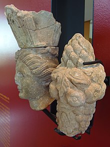 Vista da cabeça da estátua e da cornucópia