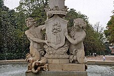 Detalle del grupo escultórico situado en el primer cuerpo de la fuente original, formado por un tritón (a la izquierda), una nereida (a la derecha) y un Escudo de Madrid‏‎ (en el centro).