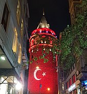Meme kanserine farkındalık yaratma amacıyla pembe renkle aydınlatılan (üstte, 19 Ekim 2019) ve 29 Ekim Cumhuriyet Bayramı'nı kutlama amacıyla üzerine Türk bayrağı yansıtılan kule (28 Ekim 2019)