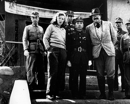 Hemingway en zijn derde echtgenote Martha Gellhorn, met generaal Yu Hanmou in China (Chongqing, 1941)