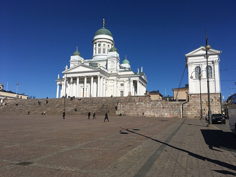 File:Giant plaza in front of church (40872646990).jpg