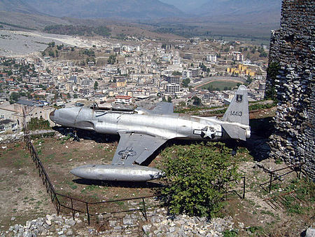 Tập_tin:Gjirokastra_US_airplane.jpg