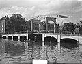 Grachtentocht door Amsterdam bij magere brug, Bestanddeelnr 904-1915.jpg