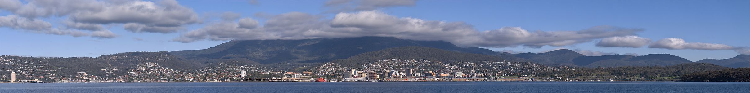 Avustralya'nın Tazmanya eyaletinin idarî merkezi ve en büyük şehri olan Hobart'ta Sandy Körfezi (sol) - Hobart Domain (sağ) arasındaki bölge. (Üreten: Flying Freddy)