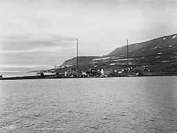 Green Harbour 1928, sedd från Grønfjorden, med Spetsbergens radios master