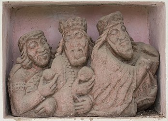 Sculpture romane en grès rouge représentant les Rois mages (XIIIe siècle) dans le cloître de l'abbaye prémontrée de Griffen, en Autriche. (définition réelle 4 515 × 3 261)