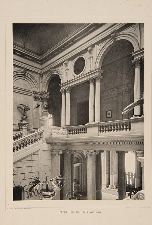 Interior do Edifício-monumento do Ipiranga: Vista do andar superior a partir da escadaria central