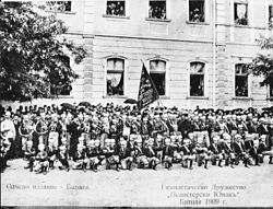 Гимнастическото дружество „Пелистерски юнак“ 1909 година (Стефан Ролев е под знамето) пред българското училище в Лерин[1]