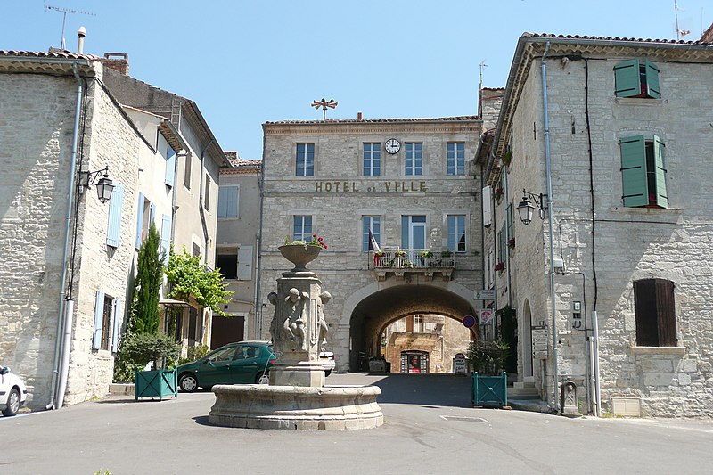 File:Hôtel de ville à Barjac (Gard).JPG