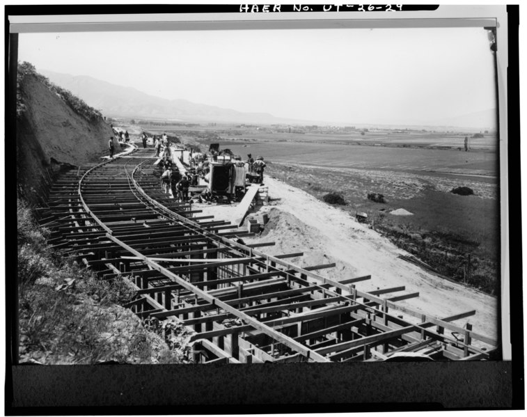 File:HIGH LINE CANAL, CONCRETE FLUME DURING CONSTRUCTION, CA. 1915. VIEW TO SOUTH. - Strawberry Valley Project, Payson, Utah County, UT HAER UTAH,25-PAYS,1-29.tif