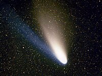Hale-Boppova kométa s bielym prachovým chvostom a modrým plynným chvostom (Február 1997)
