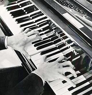 Photographie en noir et blanc de mains de pianiste sur le clavier