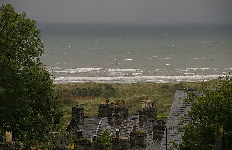 File:Harlech waves and houses.jpg