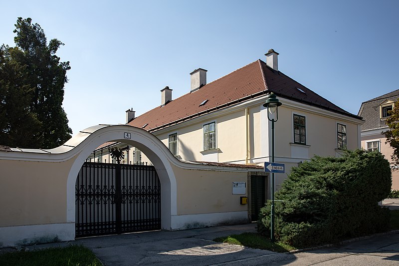 File:Haus des Schlosshauptmannes Johannesplatz 4 Laxenburg 2018 (3).jpg