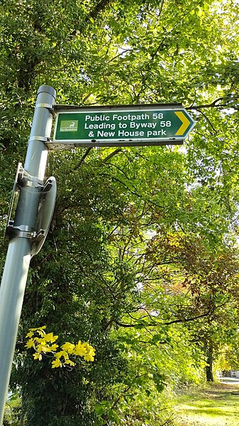 File:Hertfordshire public footpath 58 fingerpost.jpg