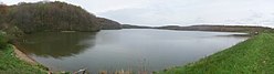 Дамбаның оңтүстігінен Highlandtown Lake панорамасы. JPG