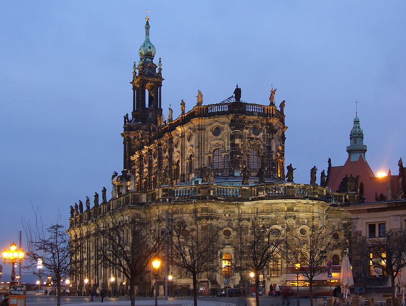 File:Hofkirche bei Nacht (Dresden).jpg