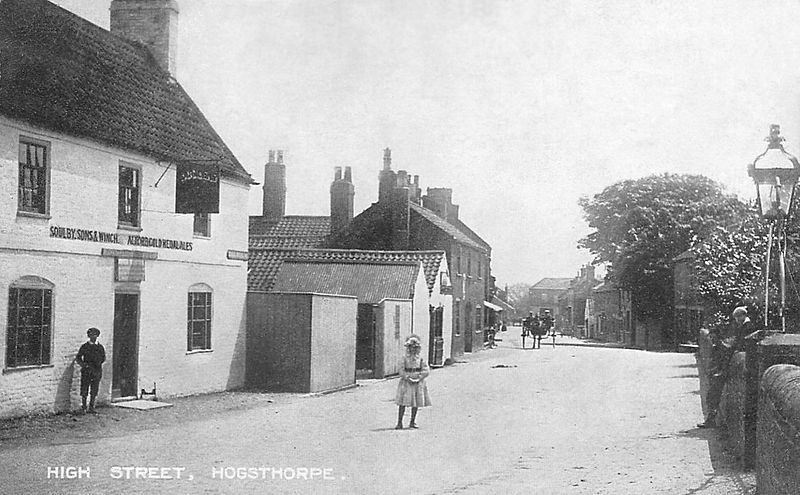 File:Hogsthorpe High Street and Saracens Head public house - 1907 or before.jpg