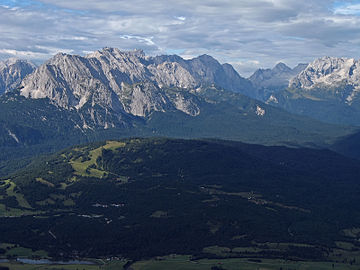 Bewaldeter Aussichtsberg Hoher Kranzberg im Tal, Wettersteinspitzen und Hochwanner im Wetterstein-Hauptkamm und das Reintal von Osten