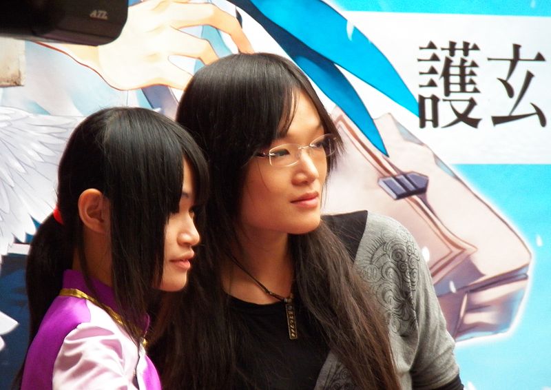 File:Hou Xuan Photoed with Cosplayer 20120429a.jpg