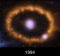 Aufnahmesequenz der Jahre 1994 bis 2016, Hubble-Welt­raum­tele­skop: Die Kollision der Supernovaüberreste mit 20.000 Jahre zuvor abge­stoßener Materie wird erkennbar.