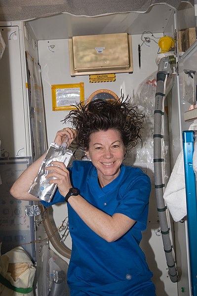 File:ISS-26 Cady Coleman washes her hair.jpg