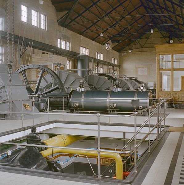 File:Interieur, machinehal met trap naar kelder met daarin een condensator - Lemmer - 20350296 - RCE.jpg