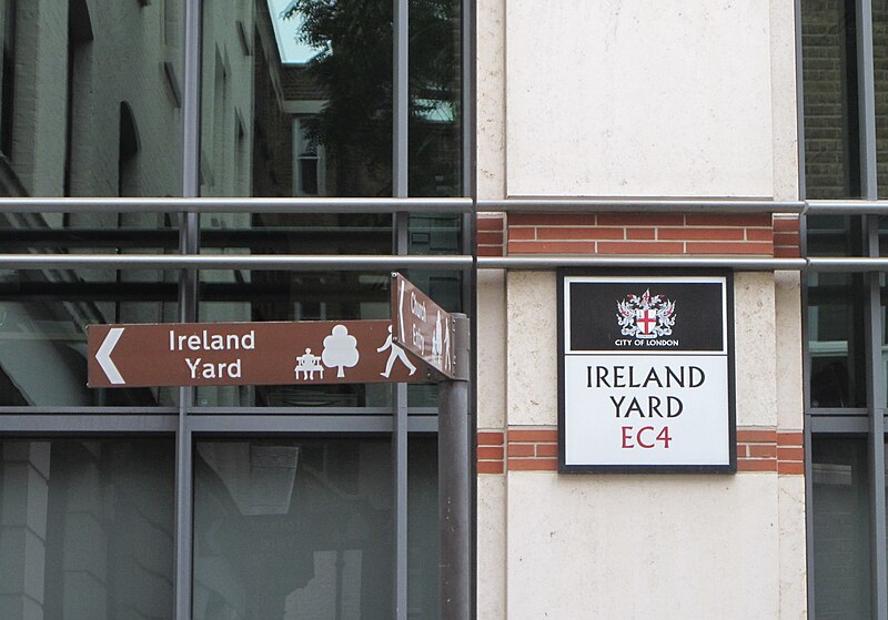 File:Ireland Yard EC4. (30350181272).jpg