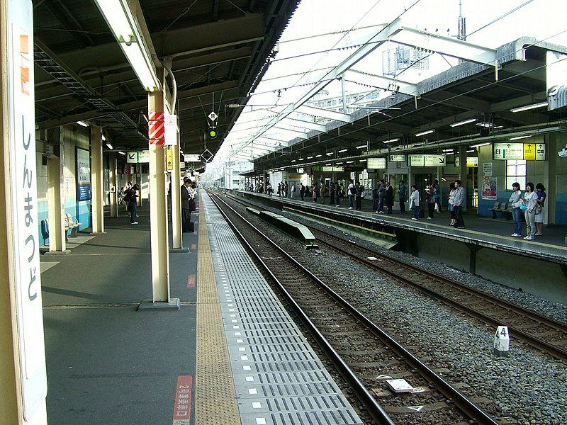 File:JREast-Shin-matsudo-station-platform-3-4.jpg