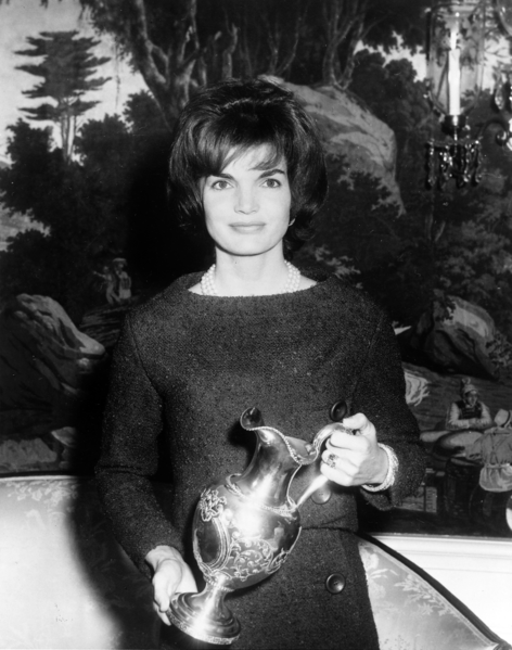 File:Jacqueline Kennedy in Diplomatic Reception Room, 1961.png