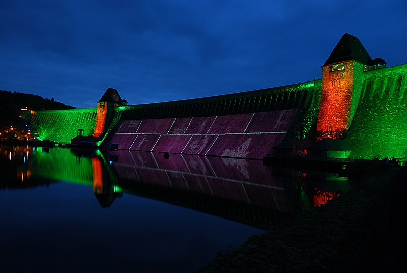 File:Jahrhundert-Leuchten an der Möhnetalsperre in der Gemeinde Möhnesee im Kreis Soest in Nordrhein-Westfalen 5.JPG