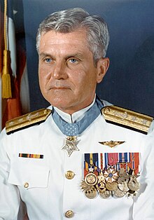 Portrait officiel du contre-amiral James B. Stockdale en grande tenue uniforme blanc