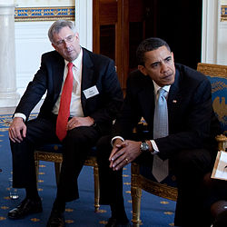 Дж. Оуенс (вляво) с Барак Обама