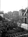 Jardin potager et maisons bordant une rue, Allemagne (6820359812).jpg