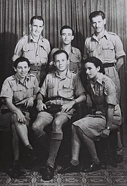 שרה ברוורמן (יושבת מצד ימין), יחד עם חבריה מצנחני היישוב בתמונה מספטמבר 1944 בבארי שבאיטליה. עומדים מימין: ראובן דפני, צדוק דורון, אבא ברדיצ'ב. יושבים מימין: ברוורמן, אריה פיכמן וחביבה רייק