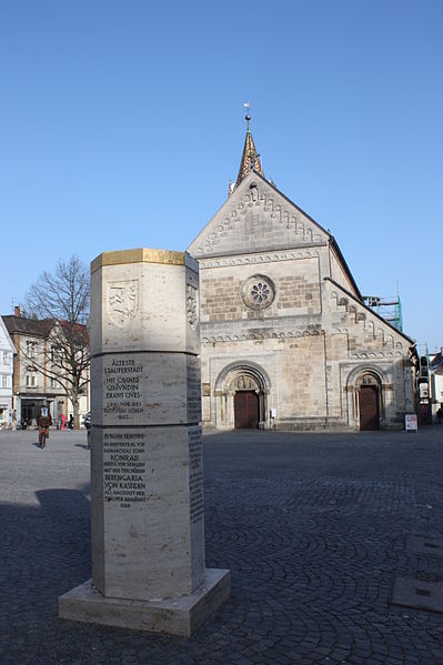 File:Johanniskirche (Gmünd) mit Stauferstele.JPG