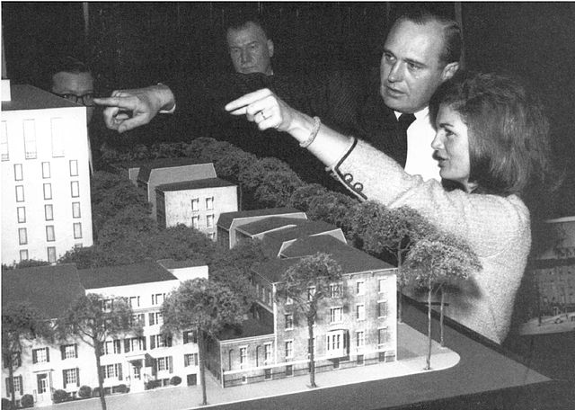 John Carl Warnecke and First Lady Jacqueline Kennedy discuss plans for Lafayette Square in September 1962.