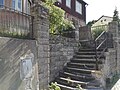 Opěrná zeď a otevřené kamenné schodiště do ulice Kamenická (rok 2022)
