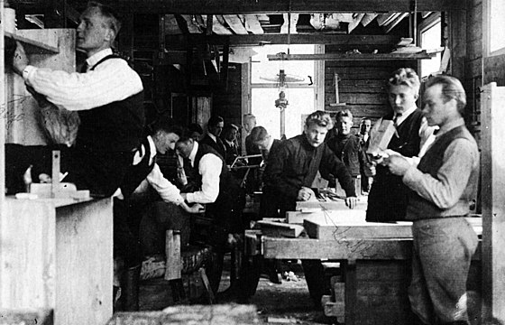 Занятия в столярной мастерской народного училища в Каннельярви. Слева стоит Леандр Рейо. 1924 год