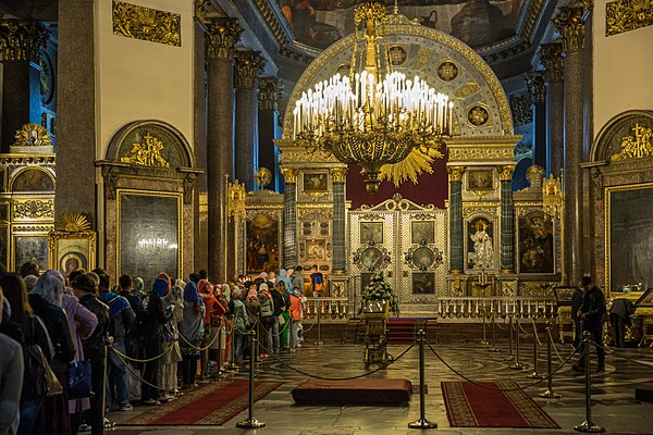 Interior, people at the iconostasis