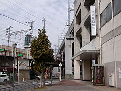 河堀口駅駅北西で阪和線の高架をまたいでいる。