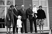 Sônia com a filha Martha (à esq), Haraldo com o filho Haakon, o rei Olavo ao centro e o atual Rei Carlos Gustavo da Suécia à esquerda