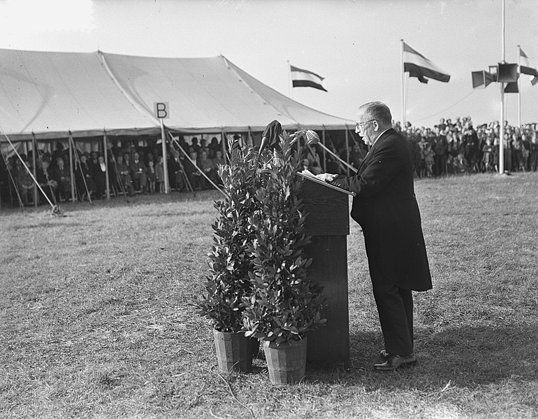 File:Koningin Juliana onthult het standbeeld van Dr.Ir. Lely te Den Oever, aan de voe, Bestanddeelnr 906-7396.jpg