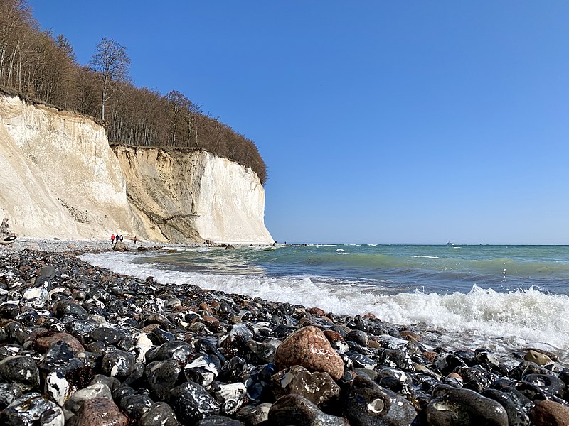 File:Kreidefelsen bei Sassnitz.jpg