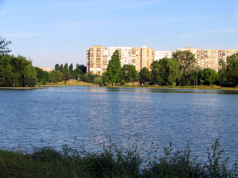 File:Lacul IOR, Bucureşti.jpg