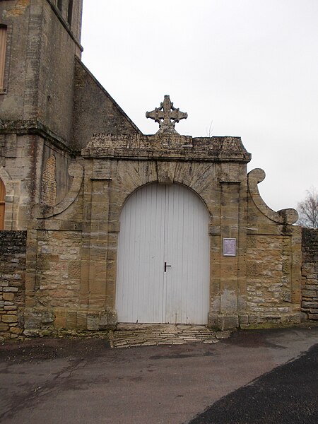 File:Lantheuil, portail de l'enclos paroissial.JPG