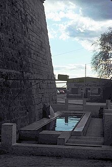 El antiguo lavadero público de Peñíscola al pie de las murallas en 1978.