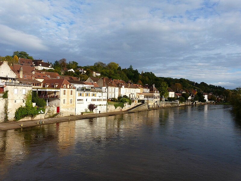 File:Le Bugue Vézère amont pont.JPG