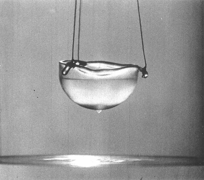 File:Liquid helium Rollin film.jpg