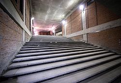 De ruwbouw van een trap in het station